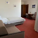Bed & Breakfast Yacht Club 3*