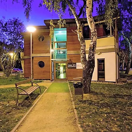 לינה וארוחת בוקר Yacht Club